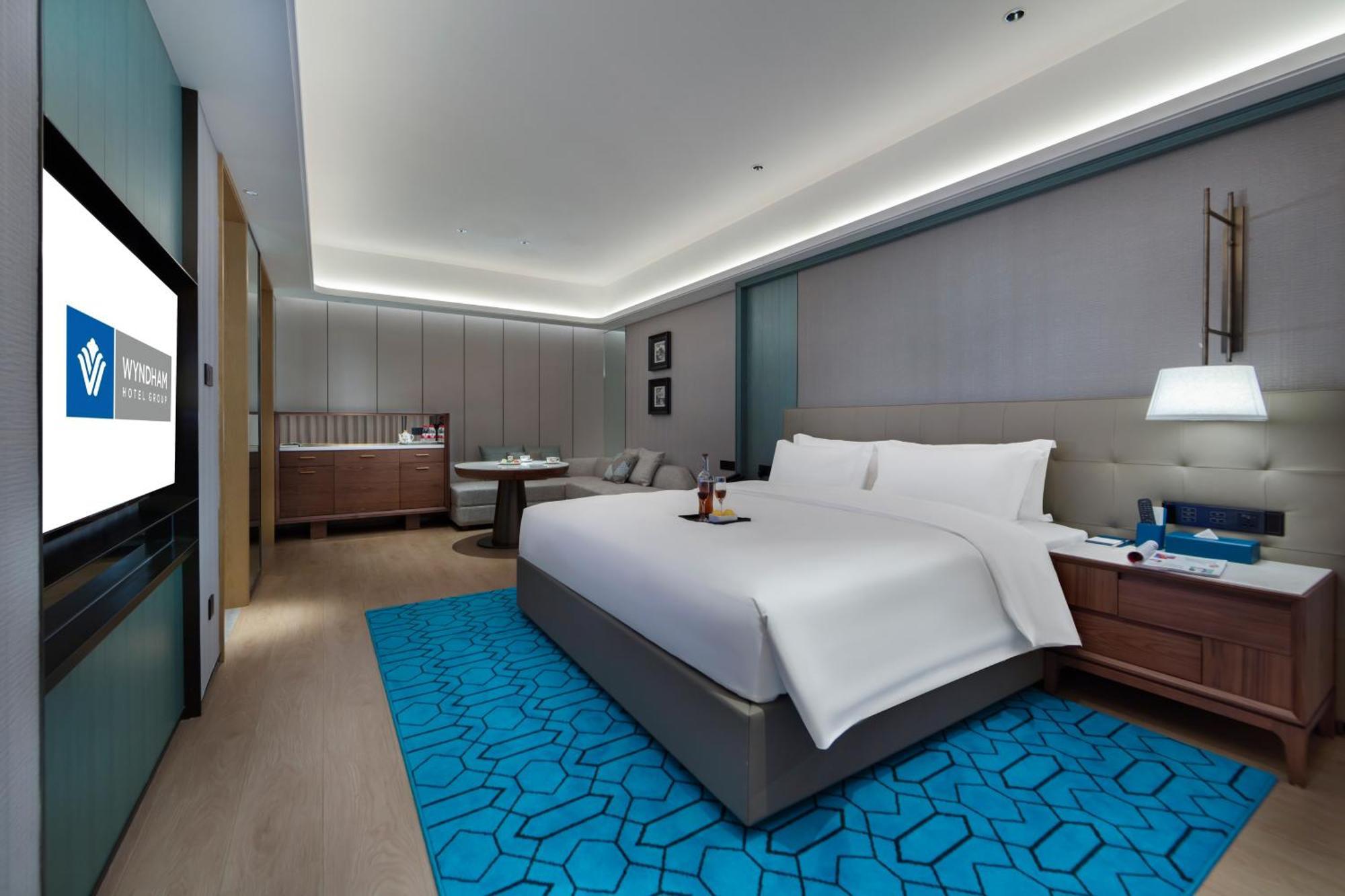 Wyndham Grand Plaza Royale Hot Springs Fenghuang Ξενοδοχείο Εξωτερικό φωτογραφία
